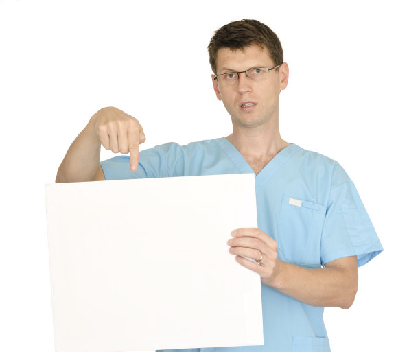 医生在蓝色医疗擦洗持有白色空白留言板图片下载