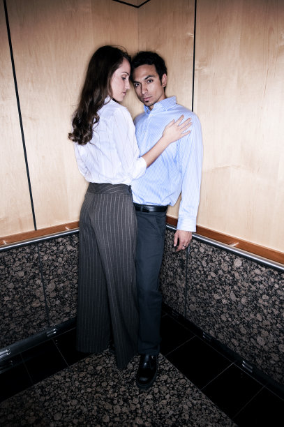 在电梯里调情图片下载