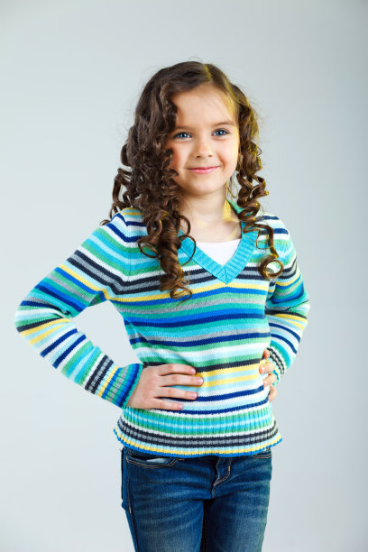 可爱的小女孩摆姿势图片下载