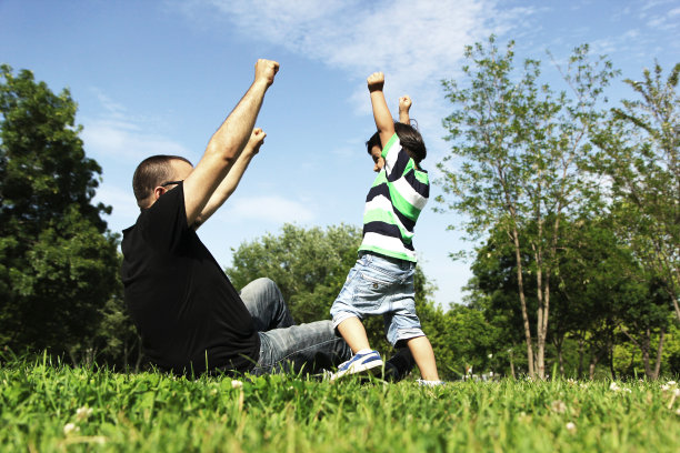 和爸爸在公园里玩得很开心图片下载