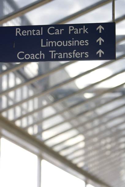 以建筑为背景的机场交通标志图片下载