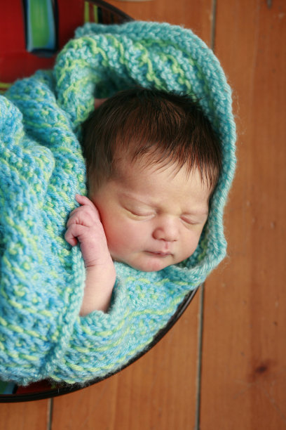 毯子里的现代新生儿图片下载