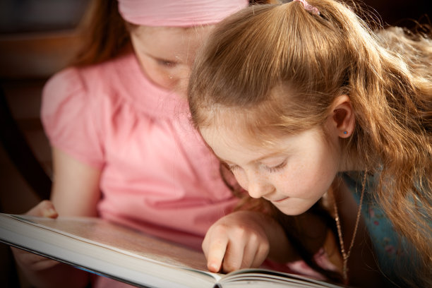 女孩在家，在地图上找到一个地方图片下载
