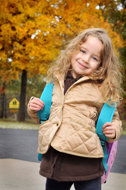 学校的女孩图片下载