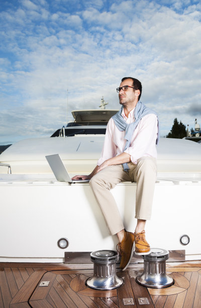 商人或游艇船长。放松。阅读电子邮件。图片下载