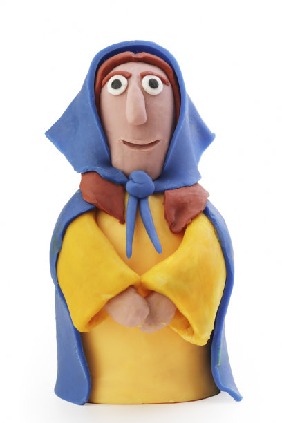 滑稽的泥塑女子在黄色连衣裙孤立-垂直图片下载