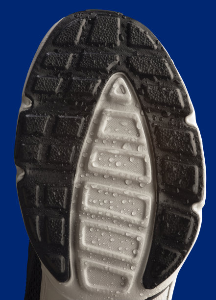 湿鞋底的跑步鞋图片下载