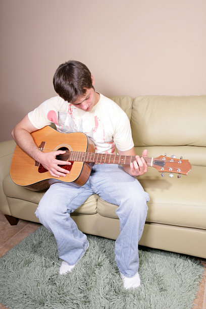 少年弹吉他全身图片下载