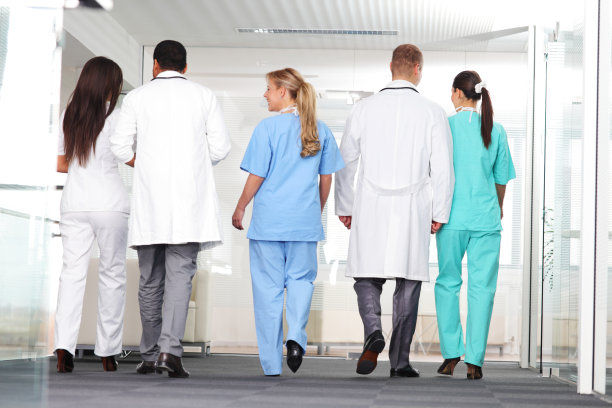 一个背影的肖像-医生和护士一起走。图片下载