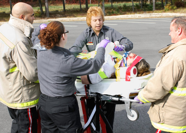 急救人员正在抢救一名车祸受害者图片下载