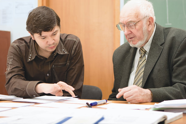 高级教授与学生讨论一个问题图片下载