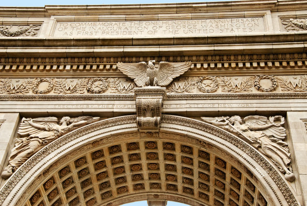 在华盛顿广场拱门格林尼治村的碑文图片下载