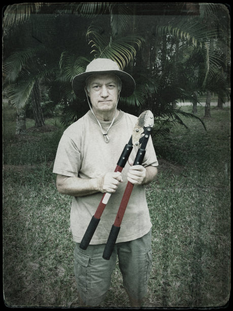 用修枝机搬运老照片风格的老者图片下载