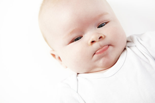 撅嘴的小男孩——孤立图片下载