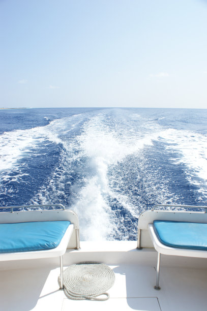 游艇尾部和漩涡。图片下载