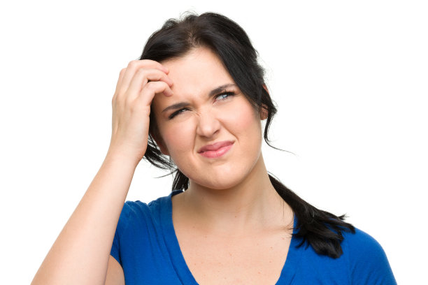 困惑的年轻女子挠头图片下载