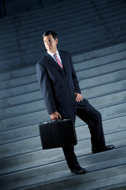 楼梯上自信的商人图片下载