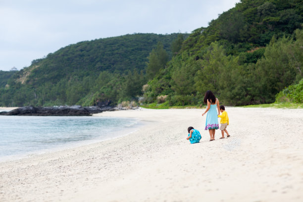 亚洲母亲和两个孩子图片下载