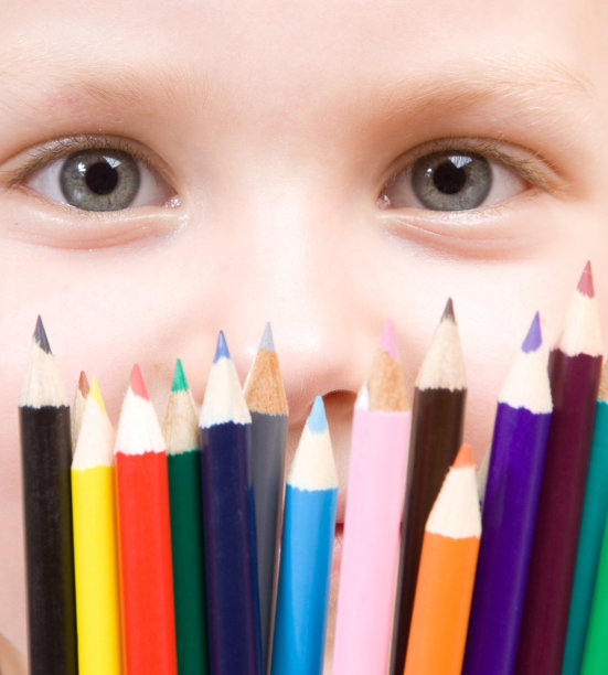 近距离的肖像可爱的小女孩拿着蜡笔图片下载