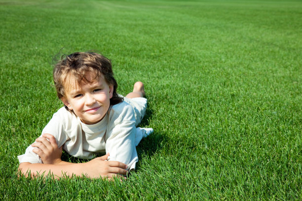 球场上的快乐男孩。图片下载