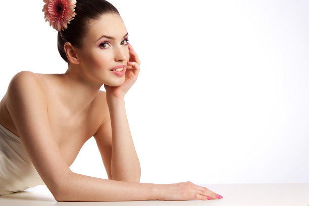 手持鲜花的漂亮女人图片下载