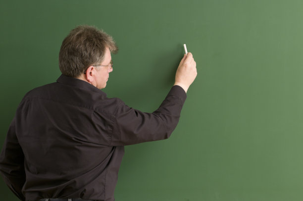 老师在黑板上写字图片下载