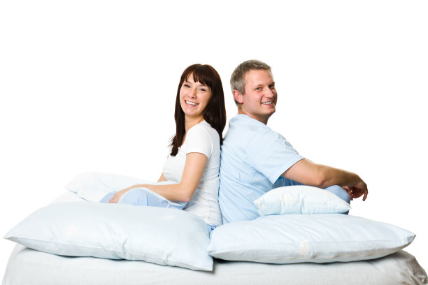 幸福的年轻夫妇在床上图片下载