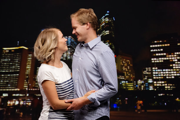 在户外微笑的年轻夫妇图片下载