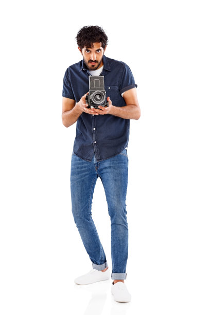 用老式相机的年轻摄影师图片下载