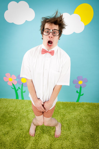 震惊了，穿着平角裤的书呆子遮住了自己图片下载