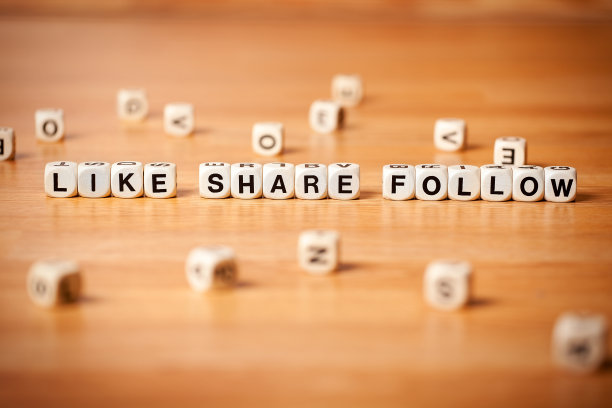 单词Like Follow and Share拼写在字母立方体中图片下载