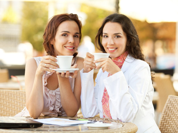 两个年轻女人在咖啡馆喝咖啡图片下载