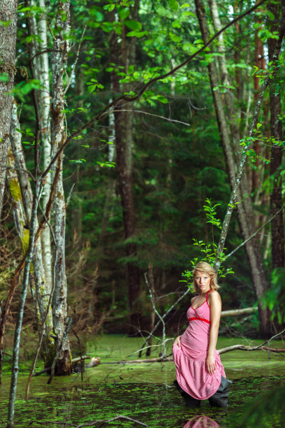 森林沼泽里的漂亮姑娘图片下载