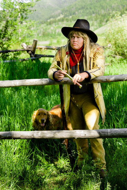 人物:19世纪美洲的土地勘探者在思考领土。狗的同伴。图片下载