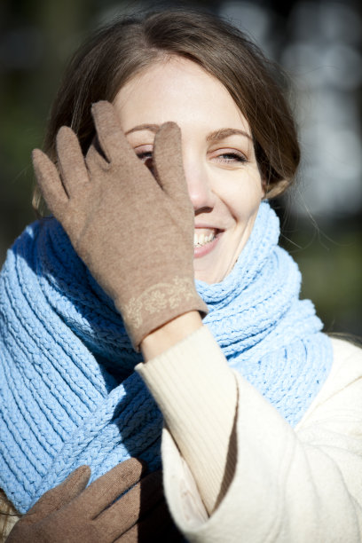 年轻快乐的女人在户外图片下载