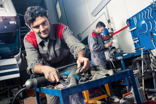 机械师在修理卡车图片下载