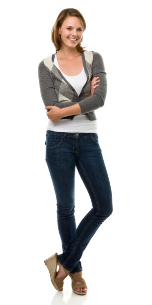 快乐的年轻女子站立全长肖像图片下载