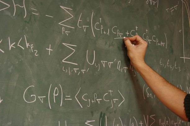 教授在黑板上写方程式图片下载