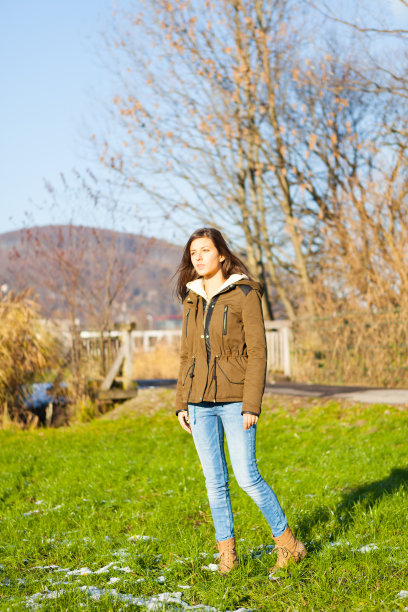 年轻的女人图片下载