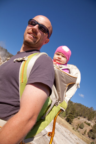 小女孩和爸爸一起徒步旅行图片下载