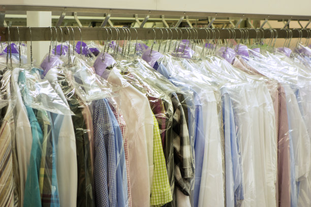 衣服放在衣架上干洗图片下载