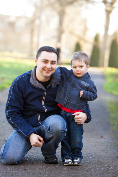 年轻的家庭在公园里图片下载