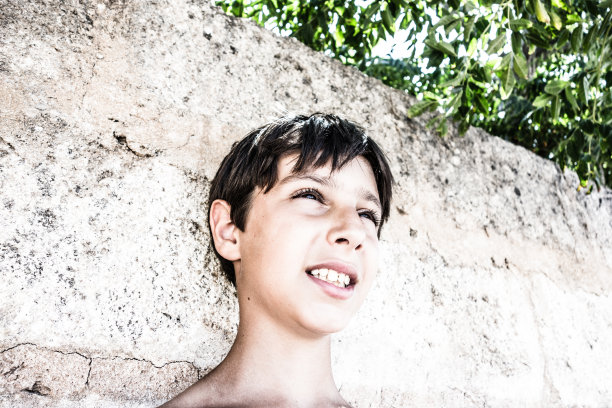 小男孩夏天的肖像图片下载