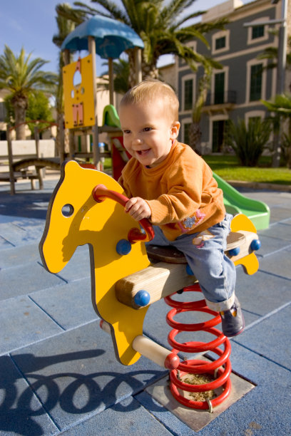 在操场上玩耍图片下载