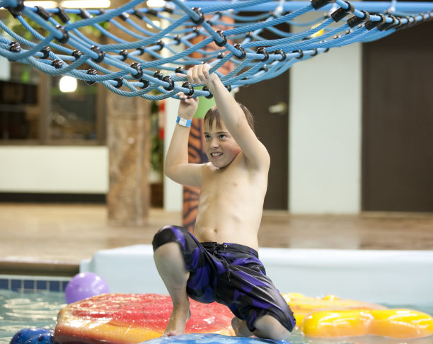 小男孩在室内水上乐园玩图片下载