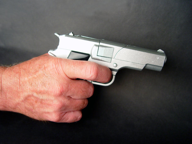 手里拿着玩具手枪图片下载