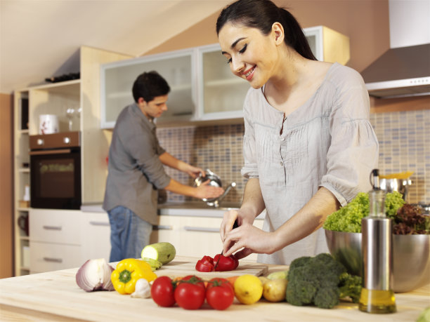 年轻夫妇在厨房里图片下载