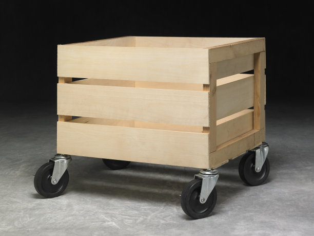 低角度的木箱与轮子在灰色的背景图片下载