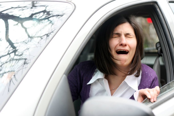 在交通堵塞中哭泣的女人图片下载