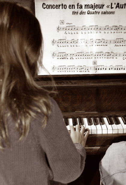 学习弹钢琴图片下载